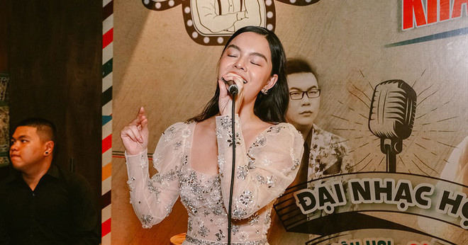 Đặc biệt, khi hát ca khúc Tất cả sẽ thay em, Phạm Quỳnh Anh bất ngờ quá cảm xúc mà bật khóc khiến người hâm mộ không khỏi xót xa.