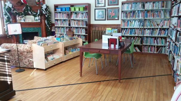 Đây là thư viện xây dựng trên đường biên giới giữa Mỹ và Canada