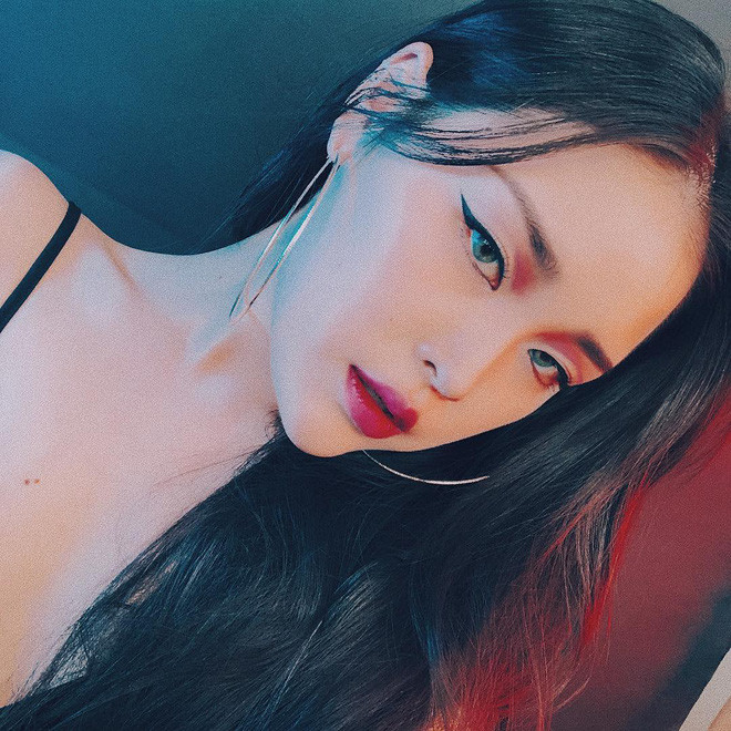 Dù là phong cách trang điểm nào nhìn cô nàng cũng rất xinh đẹp và thần thái.