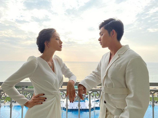 "Chị em mình quyết tâm giựt spotlight hôm nay nhé!"