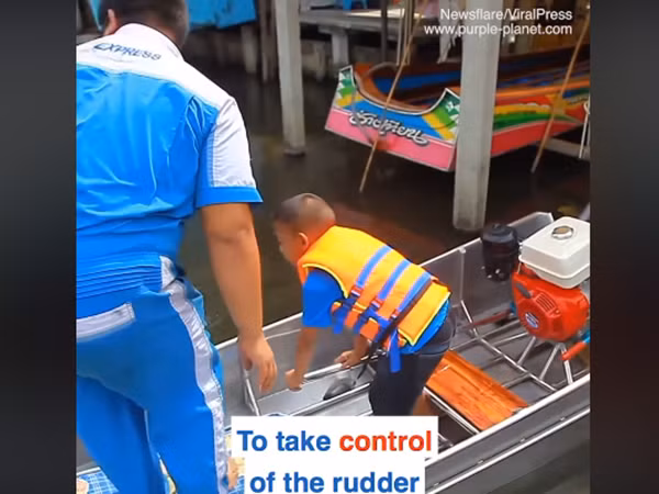 Xuống thuyền với bố...