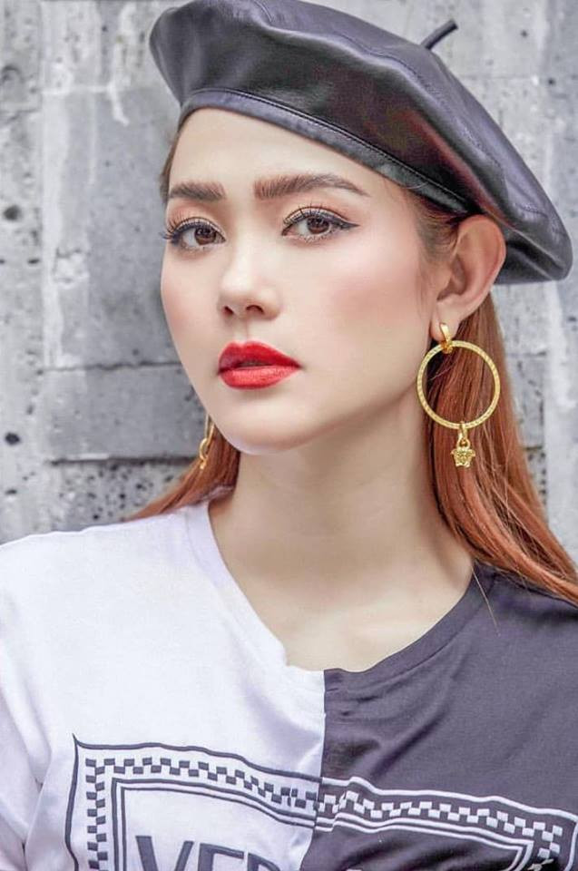 Không hẹn mà gặp, các người đẹp Việt thi nhau "lăng xê" cho màu son đỏ ảnh 1 Không hẹn mà gặp, các người đẹp Việt thi nhau "lăng xê" cho màu son đỏ ảnh 1