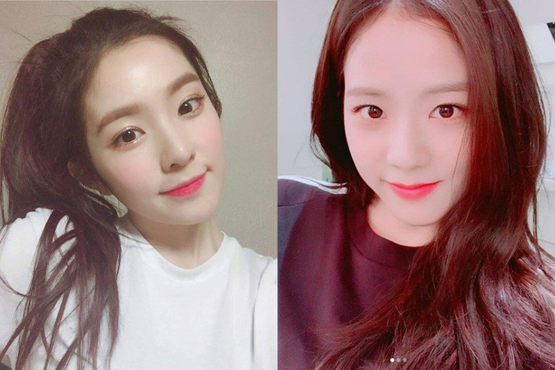 Nụ cười mỉm của hai “chị em” hao hao nhau.