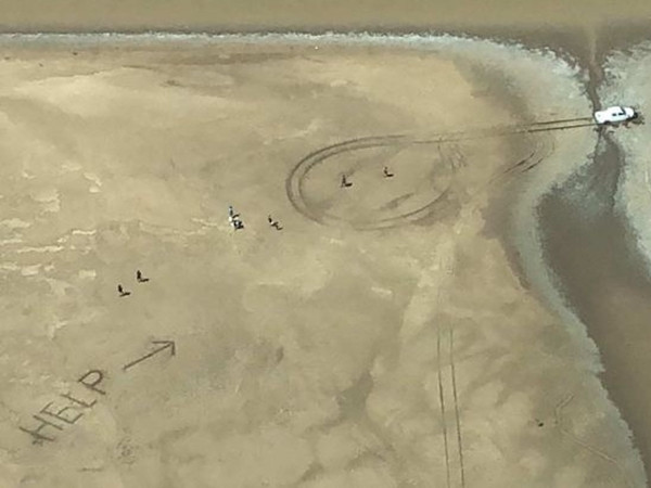 Đội cứu hộ đã đến cứu kịp thời.