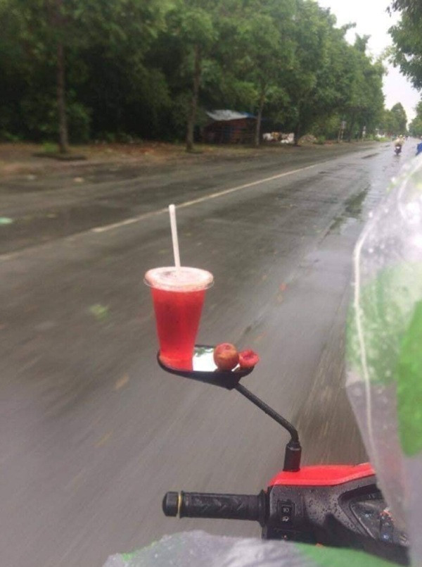 Gương chiếu hậu với công dụng mới được một người lái xe nghĩ ra khiến dân mạng tranh cãi.