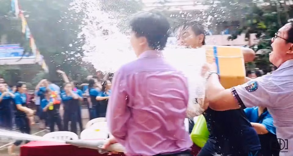 Thầy chịu chơi quá thầy ơi!!!!