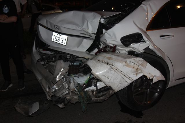 Cú tông cực mạnh từ “xe điên” khiến phần đuôi phía sau xe ô tô Mercedes biến dạng hoàn toàn.