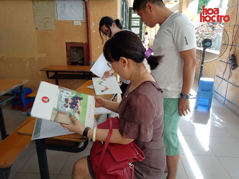 Phụ huynh cẩn thận xem lại hồ sơ, phấn khởi cho biết đã đăng ký được cho con một suất vào lớp 10 trường THPT Nhân Chính.