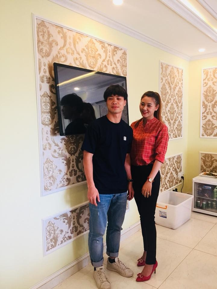 Cư dân mạng đang nghi ngờ cô gái là &quot;bạn gái mới&quot; của Công Phượng.