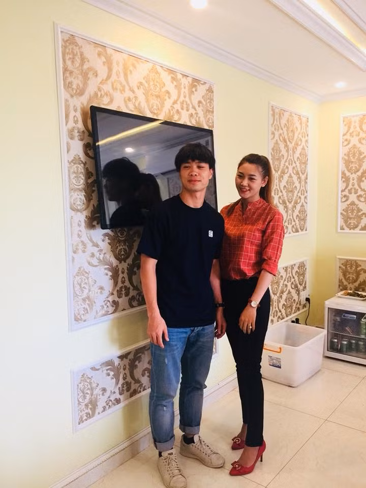 Cư dân mạng đang nghi ngờ cô gái là "bạn gái mới" của Công Phượng.