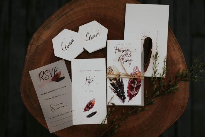 Thiệp mời với điểm nhấn là chiếc lông vũ được chăm chút tỉ mỉ về thiết kế, tạo cảm giác nhã nhặn, trang trọng.