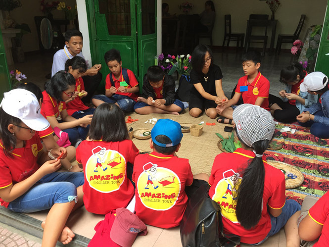 Các bạn bị câm điếc và xương thủy tinh quây quần học làm hoa giấy tại 