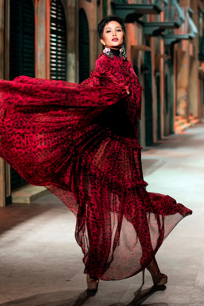 H’Hen Niê khiến cả khán đài vang lên những tràng pháo tay giòn giã khi tái hiện lại cú xoay người từng ghi điểm rất mạnh tại đêm bán kết Hoa hậu Hoàn vũ 2018 vừa qua.