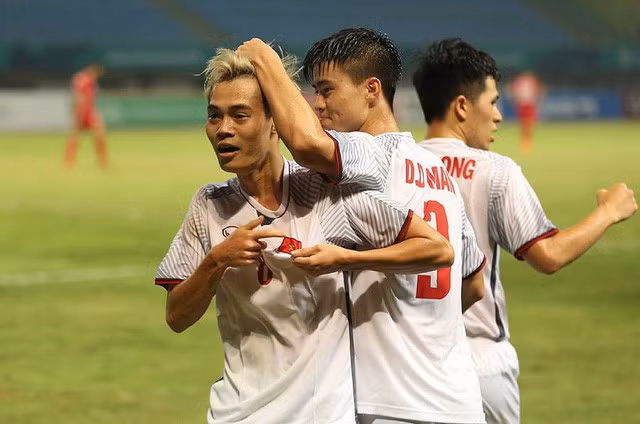 Đánh bại Olympic Syria với tỉ số tối thiểu 1-0, đội tuyển Việt Nam giành vé vào bán kết ASIAD 2018. Pha làm bàn duy nhất của “người hùng” Văn Toàn đã mang lại chiến thắng cho Olympic Việt Nam. (Ảnh: Hoàng Quốc)