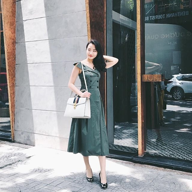 Chiếc túi từ thương hiệu Gucci đình đám với 2 gam màu trắng đen, size lớn đã có giá thành lên tới 68 triệu đồng.