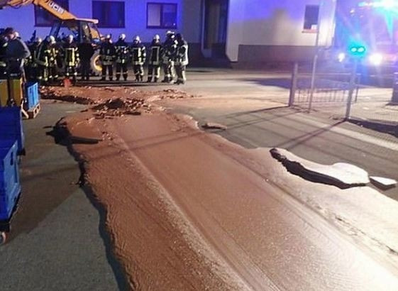 Socola tràn ra khắp đường phố và đông cứng lại.