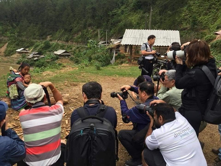 Phát hiện ảnh hậu trường của tấm ảnh nói trên cho thấy nó chỉ là ảnh dàn dựng, Edwin Ong Wee Kee là người mặc áo thun trắng ở góc phải bên dưới.