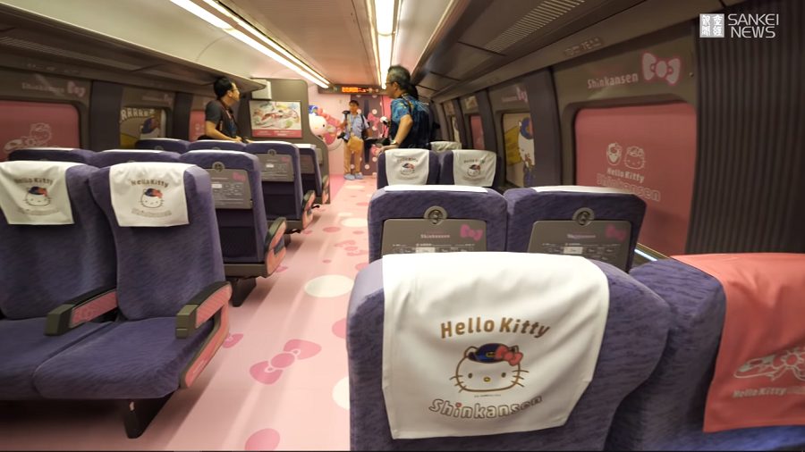 Ghế ngồi và sàn nhà cũng được trang trí bằng Hello Kitty.