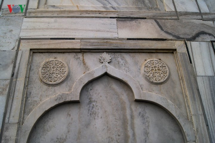 Các phù điêu, hoa văn được khắc rất tinh tế trên tường đá dọc các lối đi.