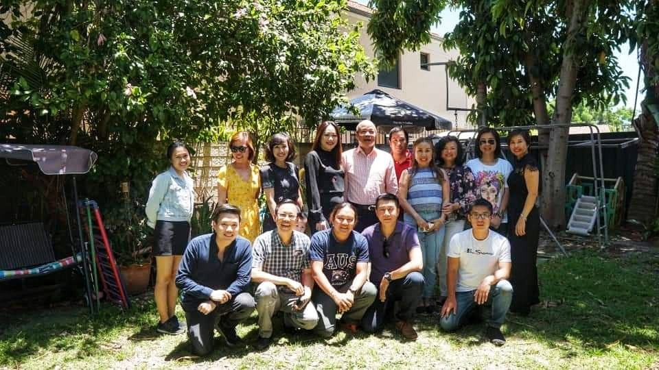 Anh còn tranh thủ giao lưu với người Việt đang sinh sống ở đây nữa.