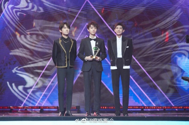 Nhóm chỉ được lên sân khấu nhận giải và phát biểu ngắn gọn