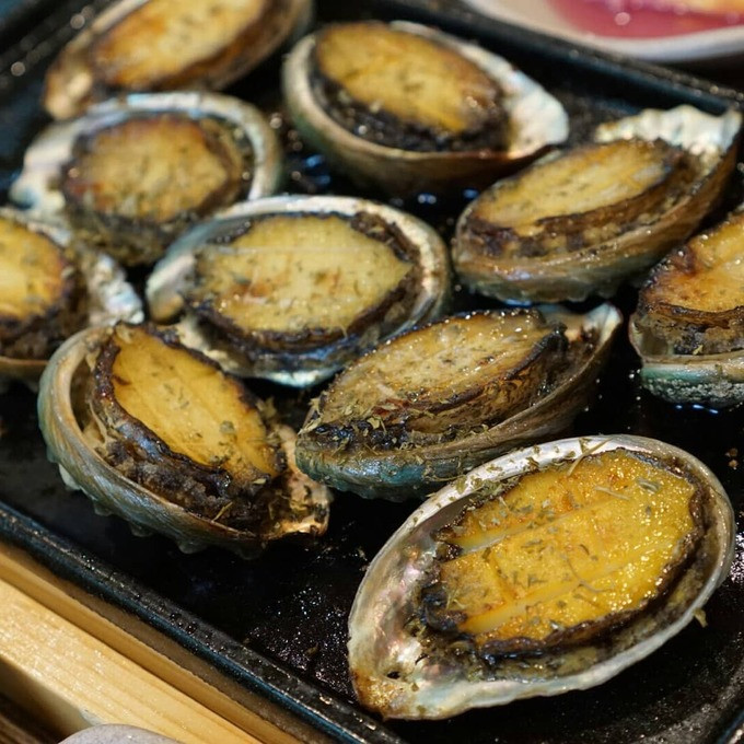 Jeonbuk-gui là món bào ngư nướng rất hấp dẫn của Hàn Quốc.