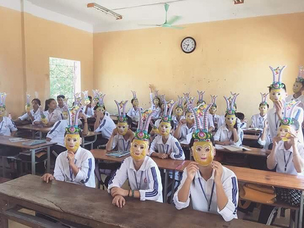Cả lớp diện đồng phục mặt nạ Tề Thiên Đại Thánh Tôn Ngộ Không...