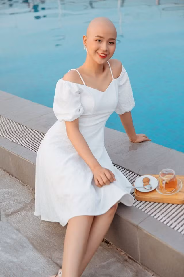 Dù mỗi ngày phải chiến đấu với bạo bệnh nhưng tinh thần của cô bạn lúc nào cũng vô tư, lạc quan.