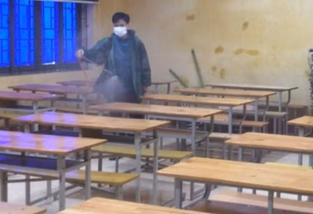 Phun thuốc khử trùng tại Trường THPT Võ Thị Sáu (Bình Xuyên, Vĩnh Phúc).