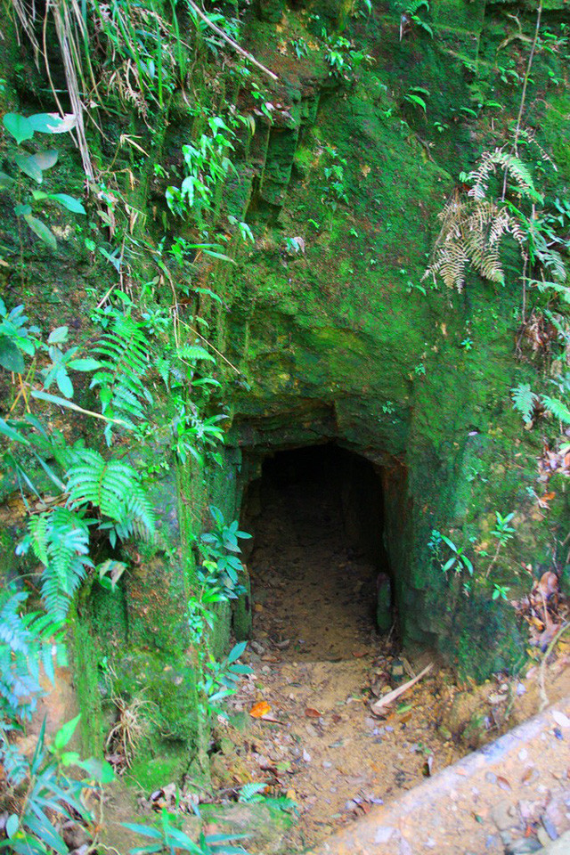 Du khách sẽ gặp Địa đạo Bạch Mã - Di tích lịch sử quốc gia. Nơi đây xưa kia vào năm 1973-1974, bộ đội Thừa Thiên Huế đã đào địa đạo để phòng thủ tại những cứ điểm trên cao ở Bạch Mã