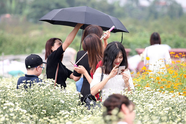 Thậm chí, nhiều cô gái vừa chụp xong được bức hình đẹp đã vội vàng khoe với bạn bè trên Facebook.