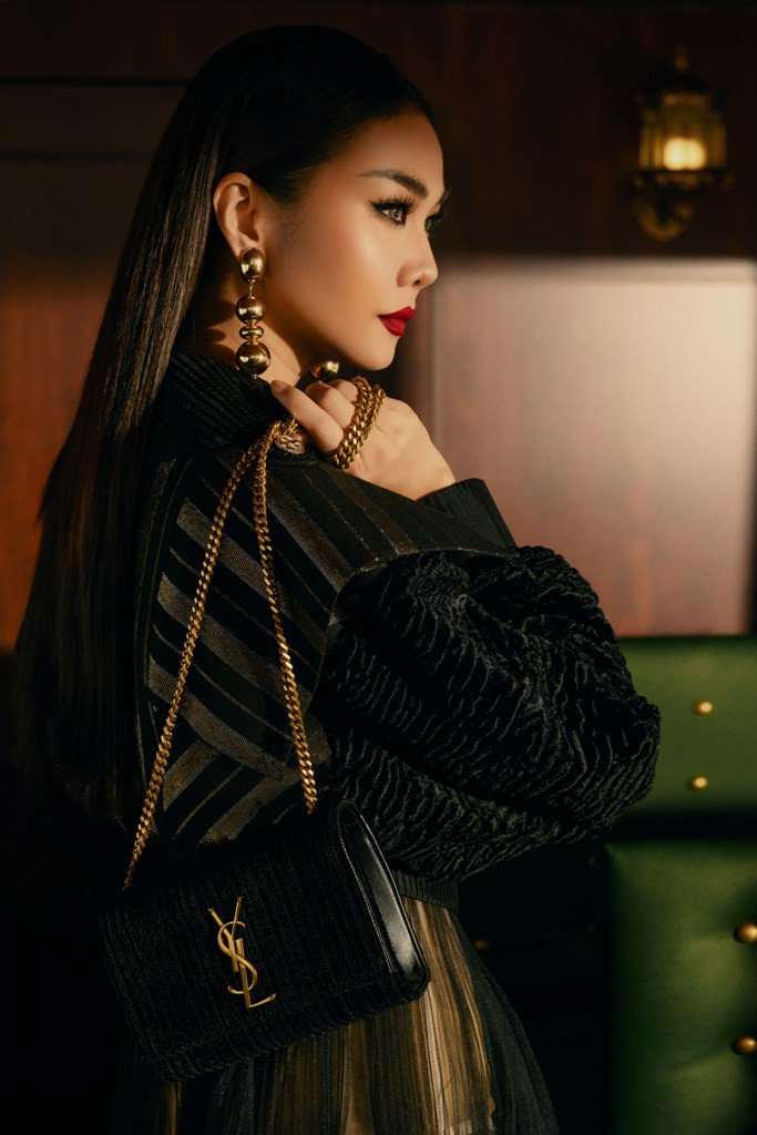 Set đồ cuối cùng mang lại nét phóng khoáng cho người mặc khi lộ diện đôi chân dài 1m1 của Thanh Hằng với vải xuyên thấu. Chất chơi hơn khi mix cùng áo jacket với gấu bo chun, đường kẻ ánh kim thêm phần trẻ trung.