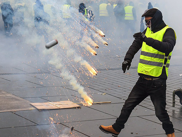 Phong trào "Áo vàng" đã kéo dài tới tuần thứ 7 và chưa có dấu hiệu dừng lại (Ảnh: AFP)
