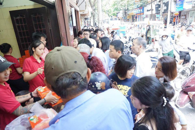 Cửa hàng luôn có khoảng 4-5 người bán hàng nhưng luôn tay, luôn chân vì lượng khách quá đông.