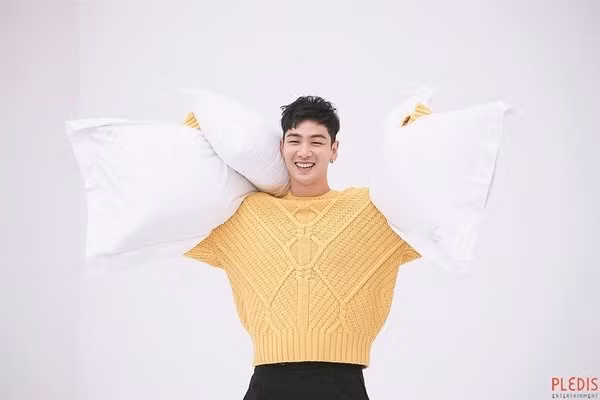 Baekho (NU’EST) nhìn đầy khỏe khoắn trong mẫu áo này.