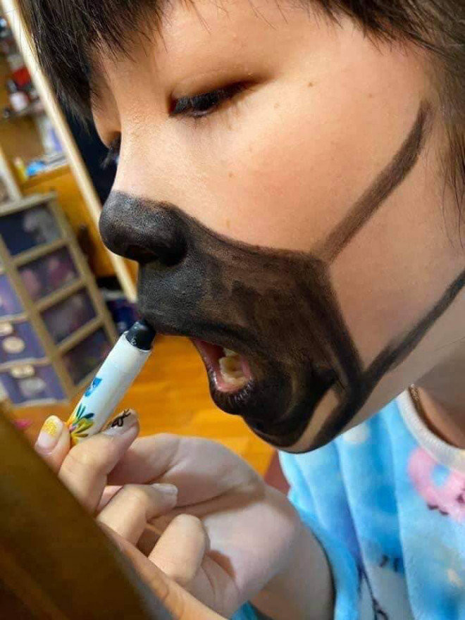 Nhiều người cười ngất vì chiếc khẩu trang đặc biệt của cô bé.