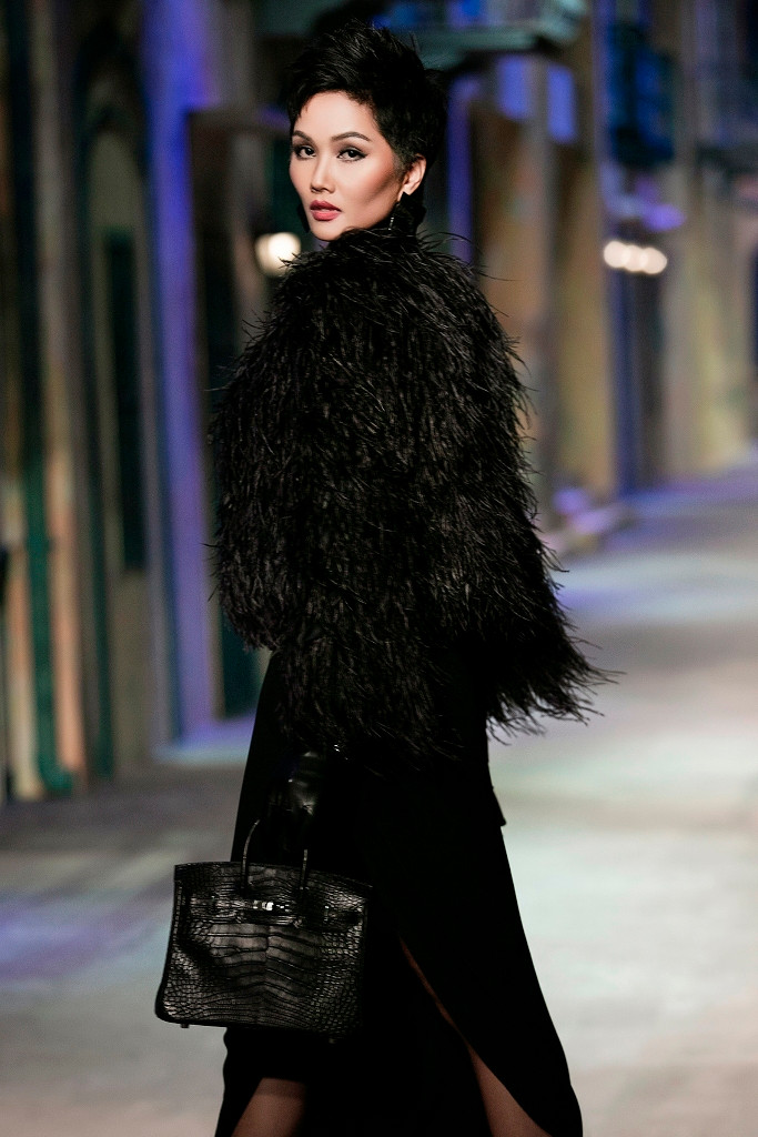 Bộ trang phục thể hiện sự sang trọng, quý phái của phụ nữ thành thị, càng được nâng tầm với chiếc túi Hermes Birkin đắt đỏ.