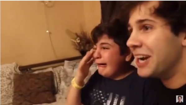 Nhưng nhận ra không ai nhìn thấy mình, cậu bạn đã khóc và tìm mọi cách để chứng minh mình đang tồn tại.