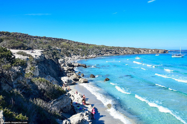 Bãi biển Blue Lagoon ở Cyprus nổi tiếng với truyền thuyết kể rằng các vị thần Hy Lạp đã yêu nhau ngay trên bãi biển này.