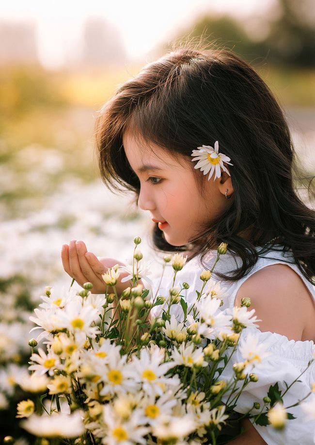 Bé Hoàng Thúy Thiện dù mới 5 tuổi nhưng thần thái khi chụp hình chuyên nghiệp và thu hút không kém gì người lớn. Bé Hoàng Thúy Thiện dù mới 5 tuổi nhưng thần thái khi chụp hình chuyên nghiệp và thu hút không kém gì người lớn.