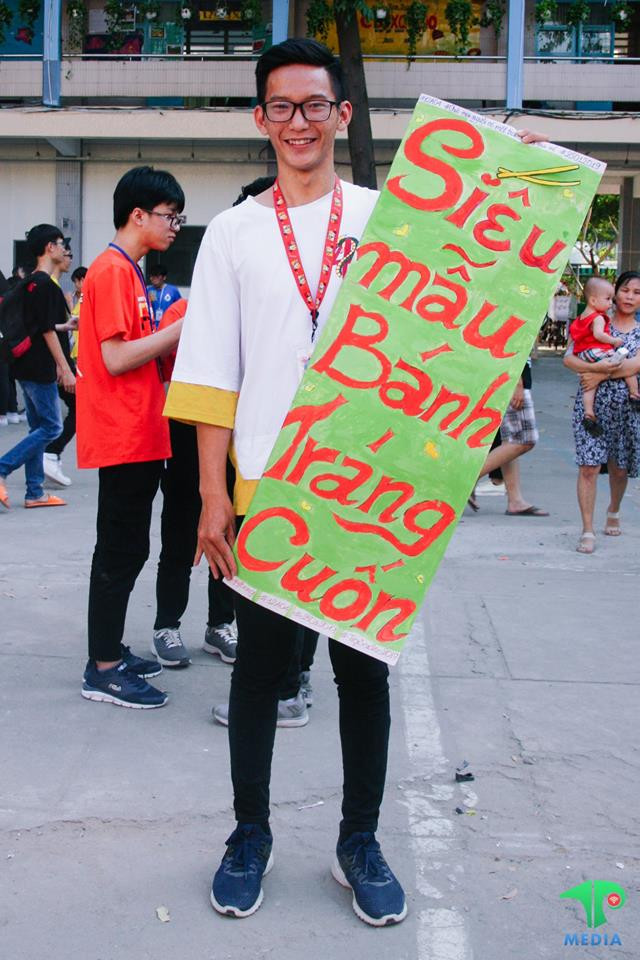 Hotboy bánh tráng cuốn.