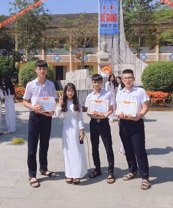 Dù bạn không cao nhưng không sao, bạn vẫn trở thành nhân tố nổi bật nhất nhóm.