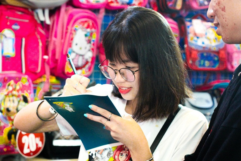 Không chỉ có các khán giả nhí thôi đâu, các bạn teen cũng vô cùng thích thú với lớp học vẽ cung hoàng đạo của chị Oanh đó!