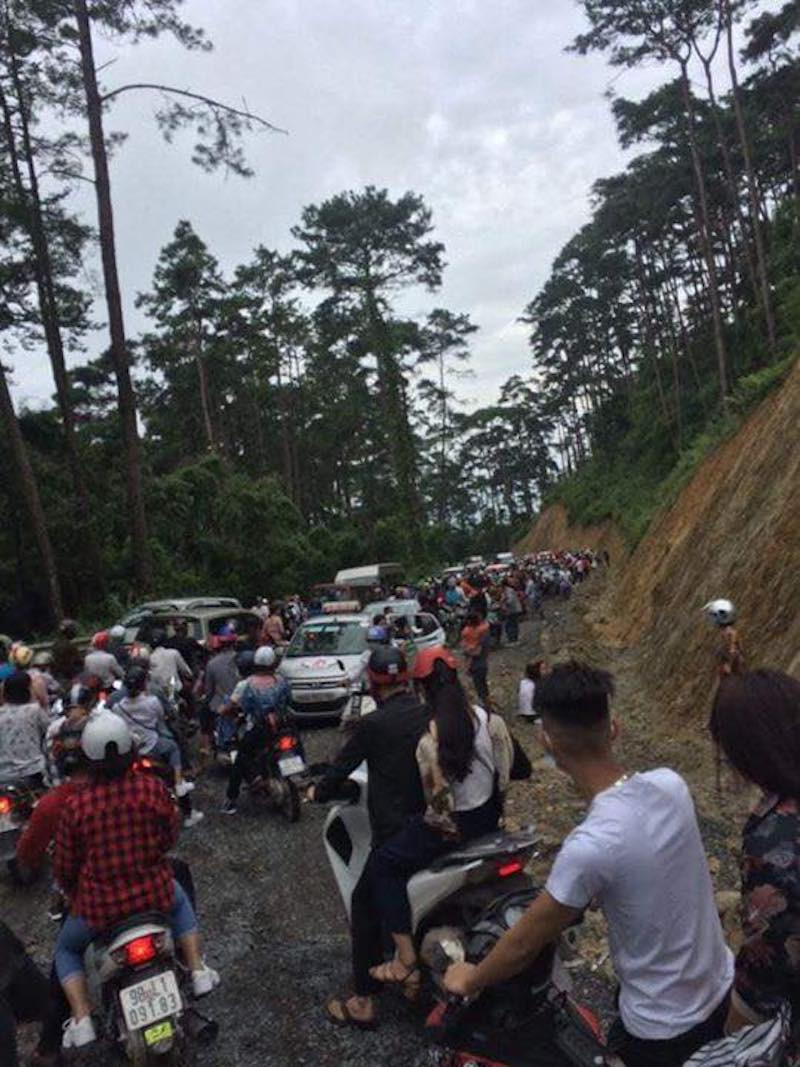 Tình trạng ùn tắc kéo dài khiến nhiều tài xế buộc phải xuống đường.