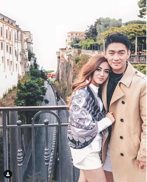 Được biết, cặp đôi công khai tình cảm vào năm 2010 và chính thức về chung một nhà 6 năm sau đó.