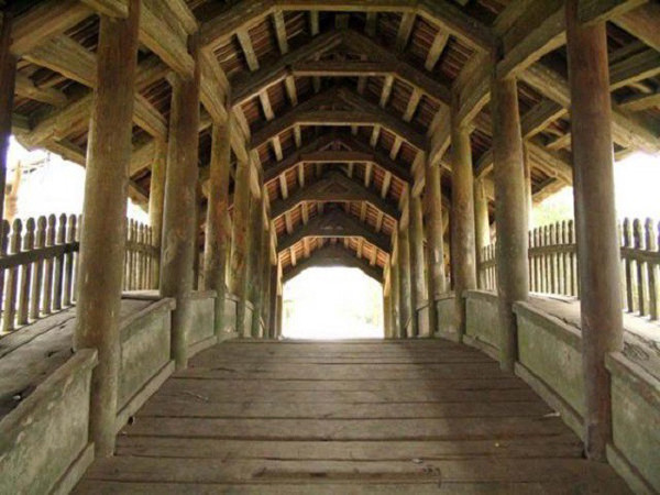 Kết cấu phía trong cây cầu đơn giản nhưng chắc chắn