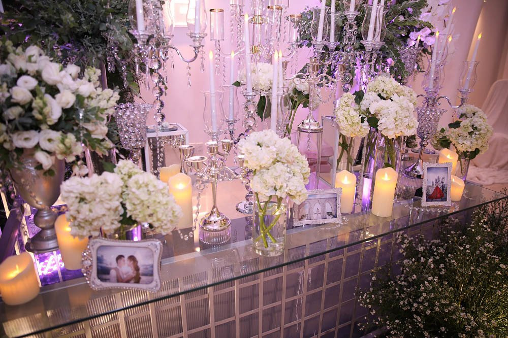 Đám cưới của Ưng Hoàng Phúc diễn ra tại một trung tâm hội nghị sang trọng với không gian ngập tràn sắc hoa.