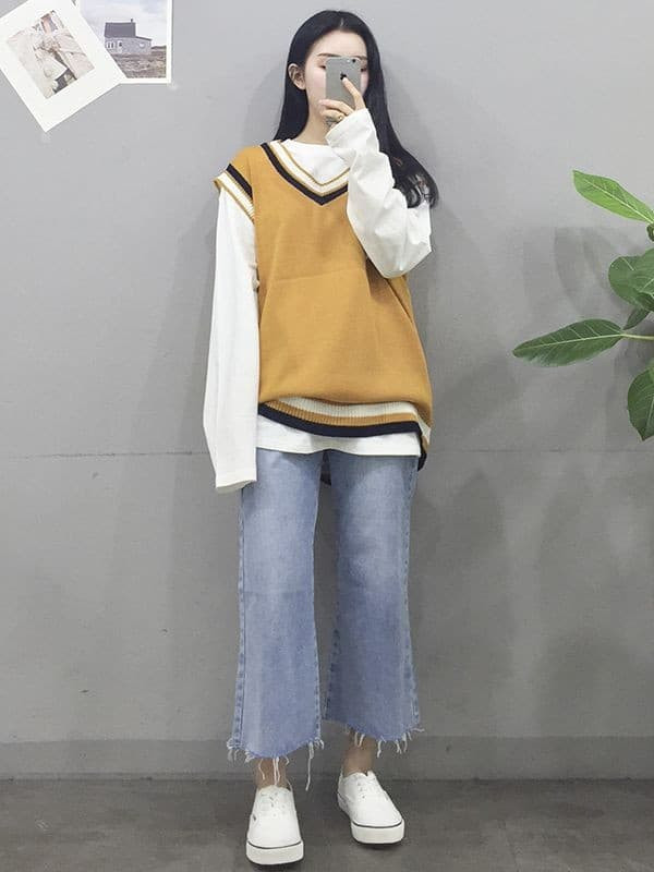 Quần Jean ống rộng cắt gấu tua rua kết hợp áo bull tay dài cùng gile nổi bật bên ngoài. Giày Sneaker năng động là phụ kiện không thể bỏ qua trong set đồ này.