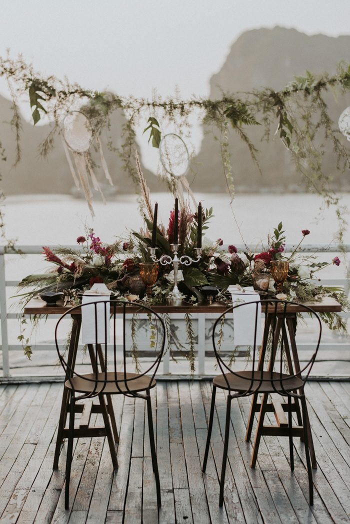 Phong cách boho được sử dụng cho bộ ảnh cưới với màu chủ đạo là đỏ burgundy.