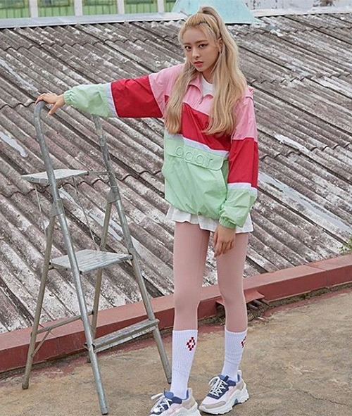 Yuna (ITZY) trẻ trung với áo chất dù pha nhiều màu sắc. Không chỉ mang đến sự trẻ trung, kiểu áo này còn có những ưu điểm như chống lạnh, chống thấm nước tốt, giặt nhanh khô.